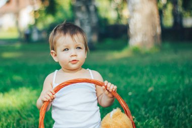 güzel bebek gökyüzüne bakarak