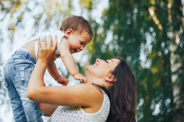 Parkta küçük bebeği ile oynarken annesi