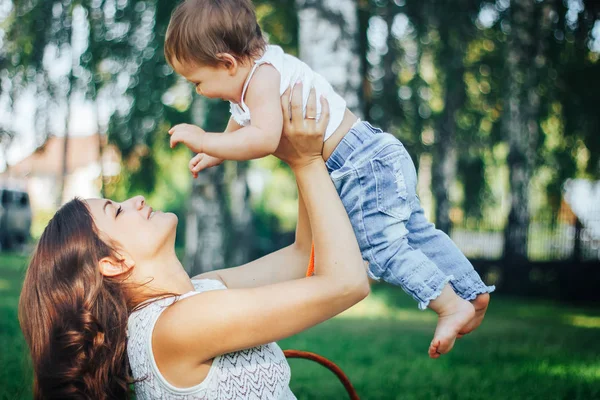 Parkta küçük bebeği ile oynarken annesi