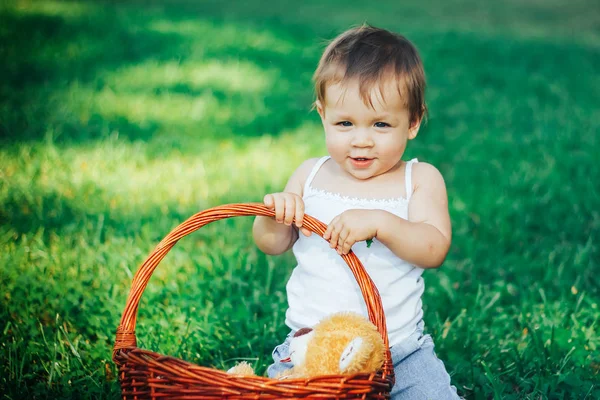 güzel bebek gökyüzüne bakarak