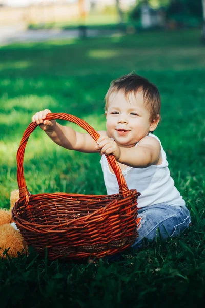 Gülümseyen ve sepet ile oynayan ve gülerek mutlu bebek