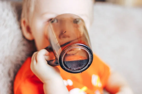 水のガラスを飲む少年の肖像画 — ストック写真