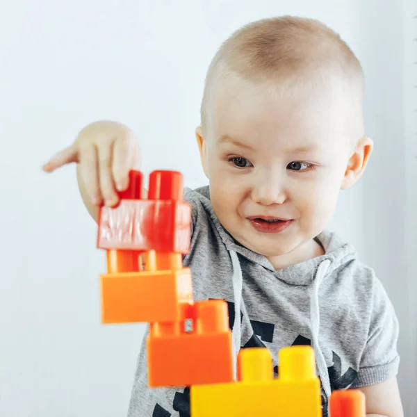 아이 장난감 벽돌을 만들기입니다. 장난감 타워입니다. 행복 한 아기. — 스톡 사진