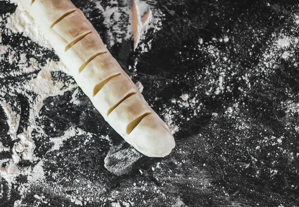 Розрізати тісто для хліба. Вирізання рояля. Виготовлення равлика насіння макаронів. Солодкий рол Булочка . — стокове фото