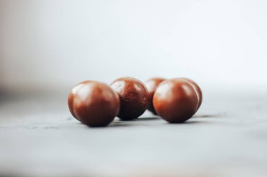 Yuvarlak çikolata bon bons topları beyaz masada