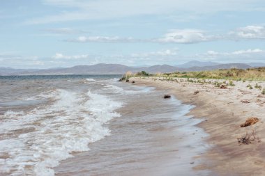 Fırtına deniz beyaz dalgalar ile. özgürlük, koyu mavi gökyüzü ve boş kum sahil kavramı