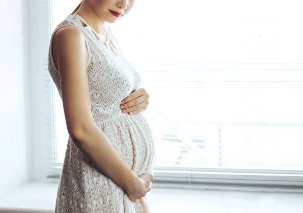 妊娠中の女性が彼女のベルを押したまま — ストック写真