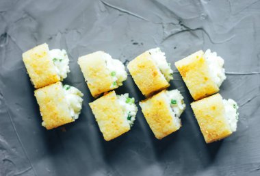 Kızarmış karides ve havyar ile suşi roll. Üstten Görünüm