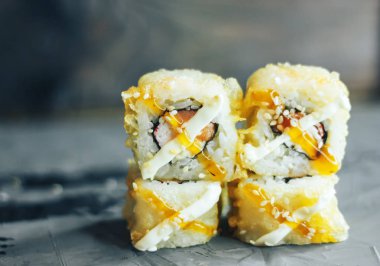 Fried suşi roll yılan balığı ve Japon omlet