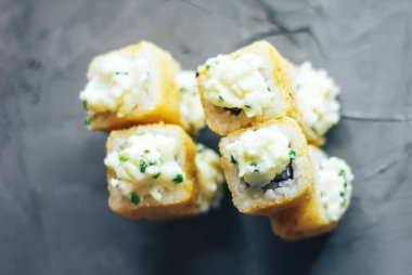 Japon suşi roll, sıcak ve kızarmış, tempura maki beton gri arka plan üzerinde