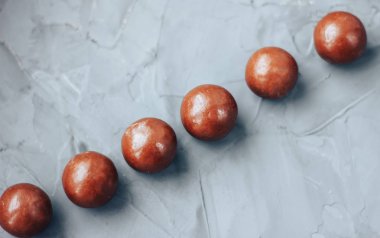 çizgi, gri arka plan boşaltmak çikolata tatlı bon bon