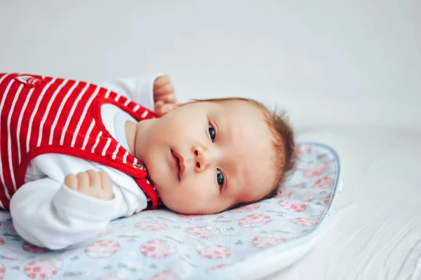 Retrato de um menino de um mês de idade na cama no quarto do berçário — Fotografia de Stock