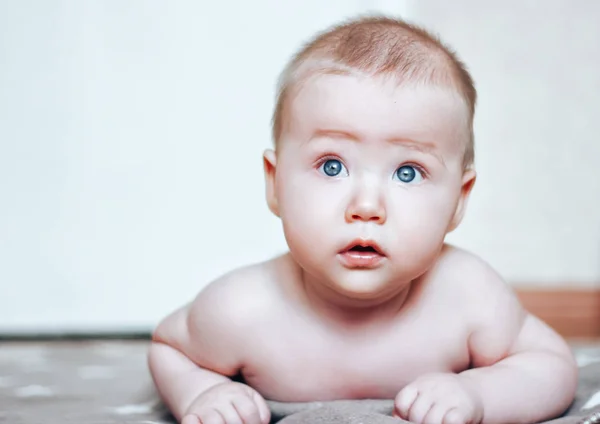 可爱的婴儿的肖像。两个月大的小男孩躺在棕色毯子上. — 图库照片