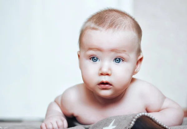 Retrato de bebé dulce. Niño de dos meses acostado sobre una manta marrón . —  Fotos de Stock