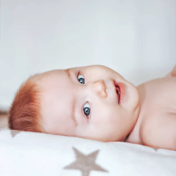 Kameraya bakarak gülümseyen güzel bebek — Stok fotoğraf