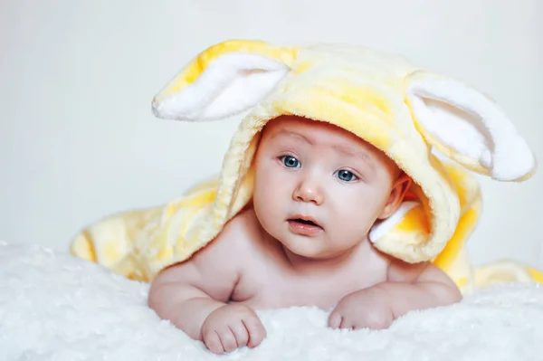 Ребенок в костюме кролика или зайца — стоковое фото