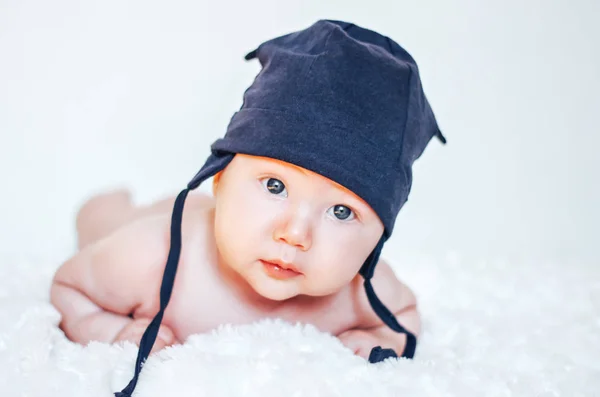 Bebek Mavi şapkalı karnına yalan — Stok fotoğraf