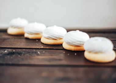 ahşap arka plan üzerinde hattına closeup beyaz zephyr çerezleri yalan