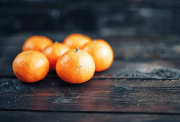 Mandarin orange. Tangerine közelről egy fából készült háttér. — Stock Fotó