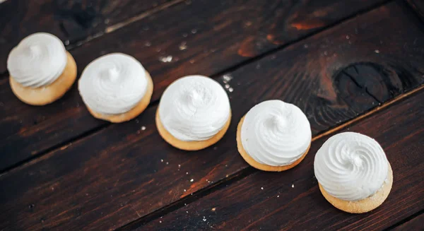 Крупним планом біле зефірне печиво лежить на лінії на дерев'яному фоні — стокове фото