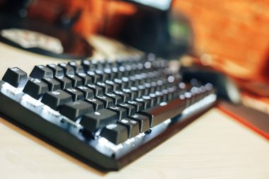 Siyah bilgisayar klavyesi