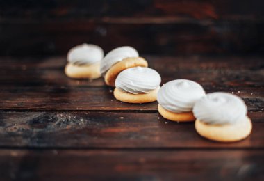 ahşap arka plan üzerinde hattına closeup beyaz zephyr çerezleri yalan