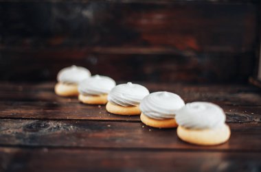 ahşap arka plan üzerinde hattına closeup beyaz zephyr çerezleri yalan