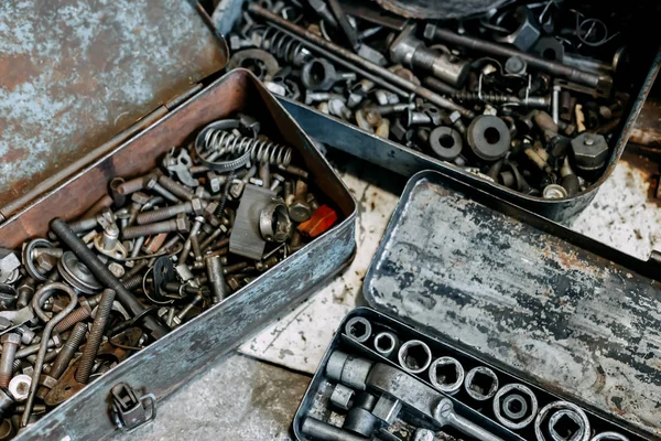 Oude gebruikte tools in vakken — Stockfoto