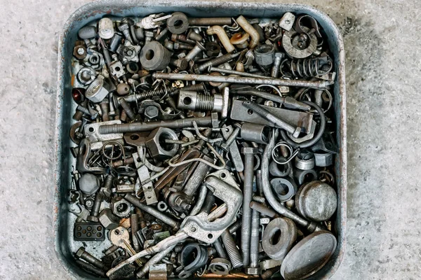 Vieux outils usagés dans des boîtes — Photo