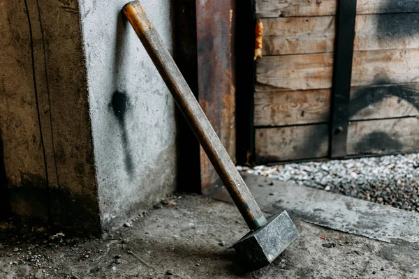 Old sledgehammer standing in garage — Stock Photo, Image