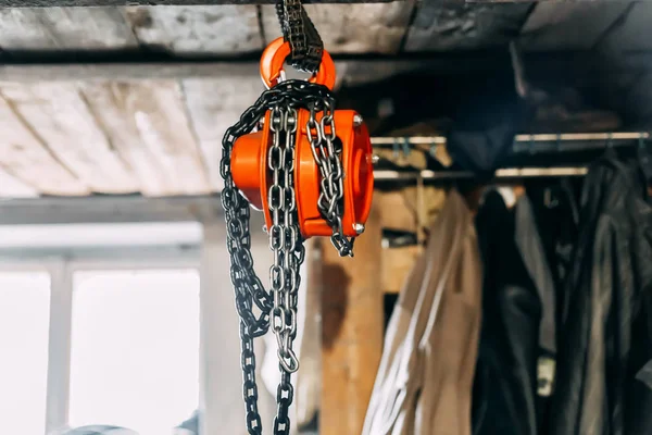 Metalen ketting op plafond in garage voor werk — Stockfoto