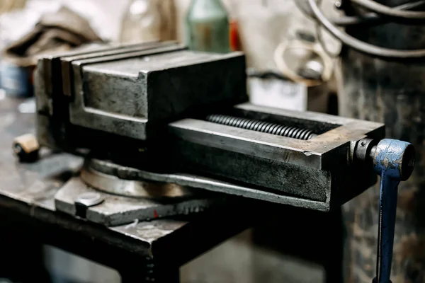 Grande morsa industriale pesante in metallo con meccanismo a vite e maniglie . — Foto Stock