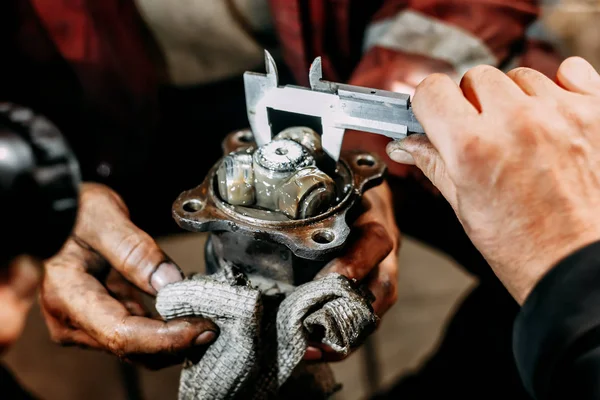 Garajda, otomatik mekanik onarım sabit hız hapiste eller