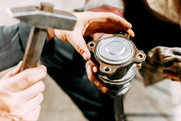 Reparação junta de velocidade constante em mãos na garagem, mecânico de automóveis — Fotografia de Stock