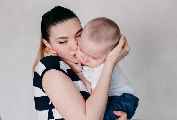 Chorando menina criança sendo consolado por sua mãe — Fotografia de Stock