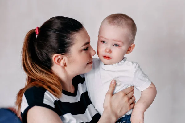 Chorando menina criança sendo consolado por sua mãe — Fotografia de Stock