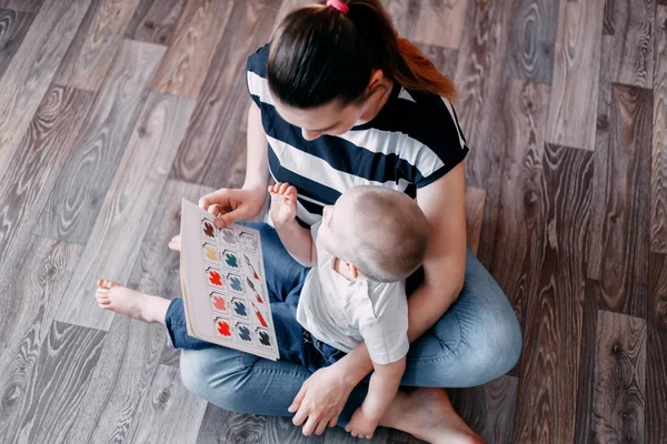 Libro de enseñanza de aprendizaje de madre y bebé — Foto de Stock