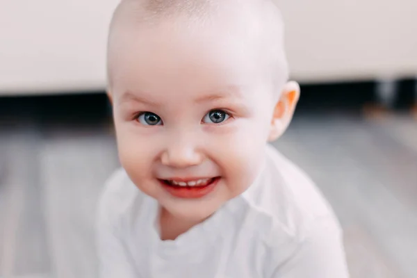 Sourire bébé garçon se concentrer sur les yeux, softfocus — Photo