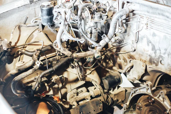 Auto motor v garáži — Stock fotografie