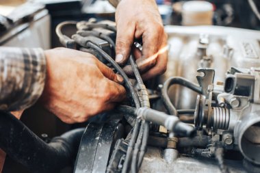 bir otomatik mekanik reparing araba kirli eller