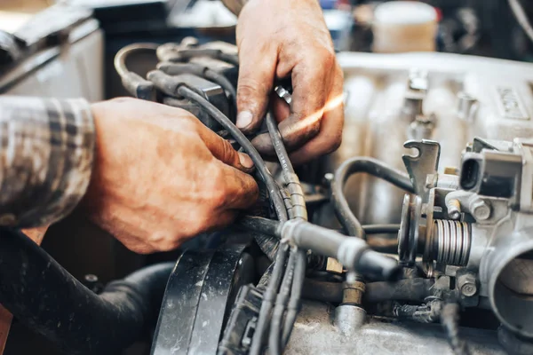Špinavé ruce auto mechanik Probíhá oprava automobilu — Stock fotografie