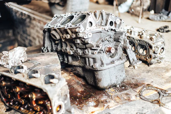 Špinavé auto motor v garáži — Stock fotografie