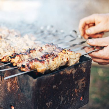 Salamura edilmiş şiş mangal ızgarasında mangal yapmaya hazırlanıyor. Şiş kebap ya da Şiş kebap Doğu Avrupa 'da popüler. Shashlyk şiş eti aslında kuzudan yapılmıştır. Mangalda Biftek Kebabı..