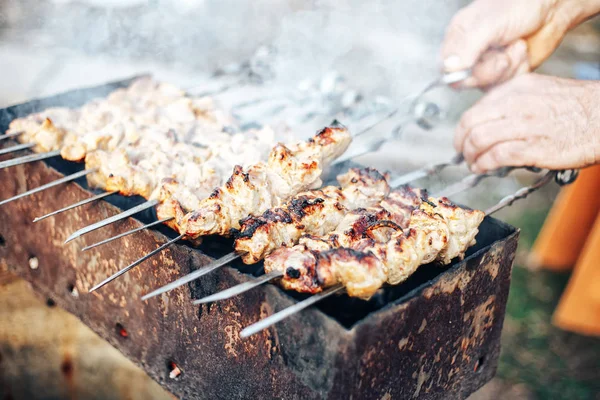 Shashlik marinados preparándose en una parrilla de barbacoa sobre carbón vegetal. Shashlik o Shish kebab popular en Europa del Este. La carne picada de shashlyk estaba hecha originalmente de cordero. Kebabs de carne asada en parrilla de barbacoa. —  Fotos de Stock