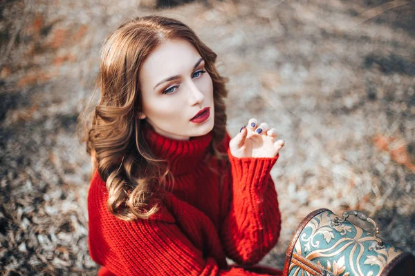 Chica en suéter rojo en el bosque —  Fotos de Stock