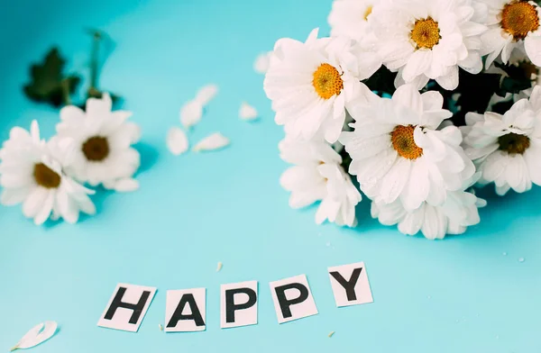 Mutlu günü beyaz çiçek, harfleri mutlu — Stok fotoğraf