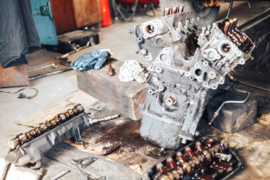 renkli araba motor bölümü ayakta garajda