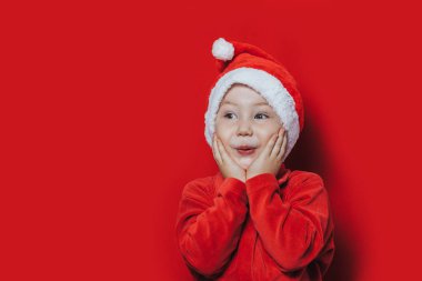 Noel Baba kostümlü küçük çocuk.