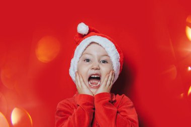 Noel Baba kostümlü küçük çocuk.