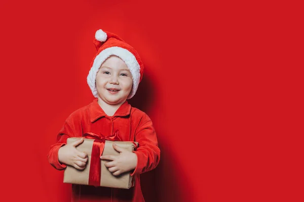 Pequeño niño sosteniendo regalo de Navidad —  Fotos de Stock